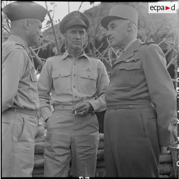 Trois officiers en discussion