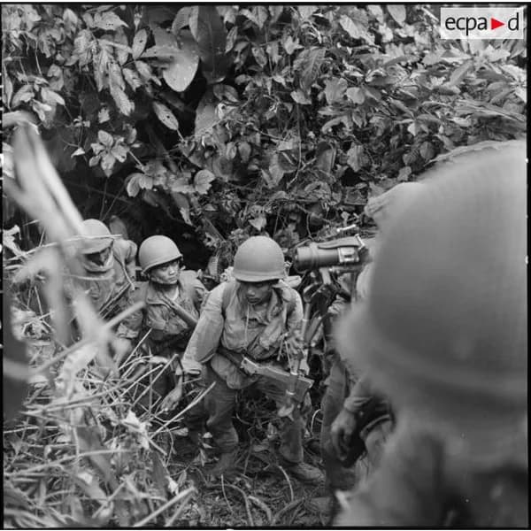 Des soldats à couvert dans le feuillage