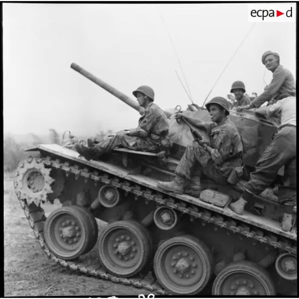 Des soldats assis sur un char