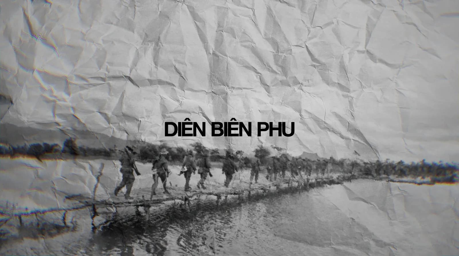 Le carton titre : Dien Bien Phu, sur une passerelle de soldats et un fond de papier froissé