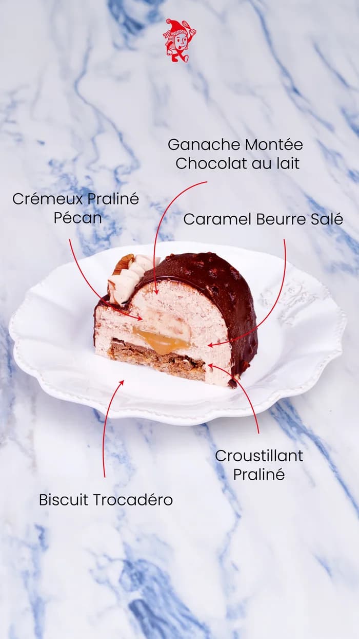 Une part de bûche sur assiette, les mêmes couches en coupe