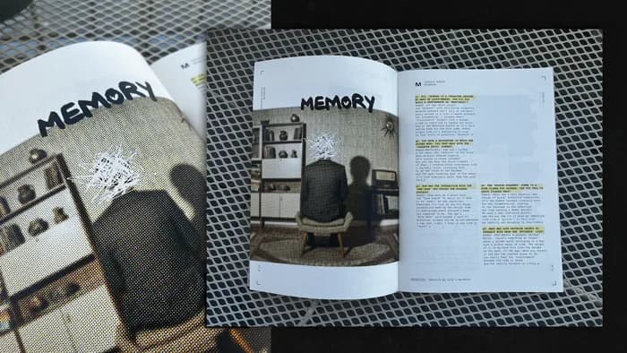 Deux exemplaires ouverts côte à côte sur la double page « Memory »