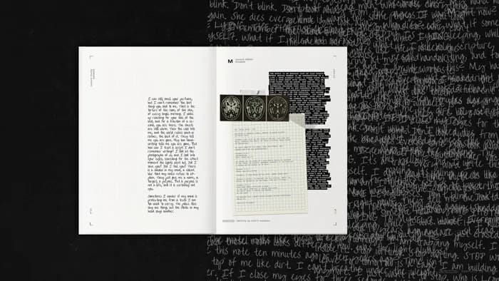 Une double page de texte, posée sur le mur couvert d'écriture