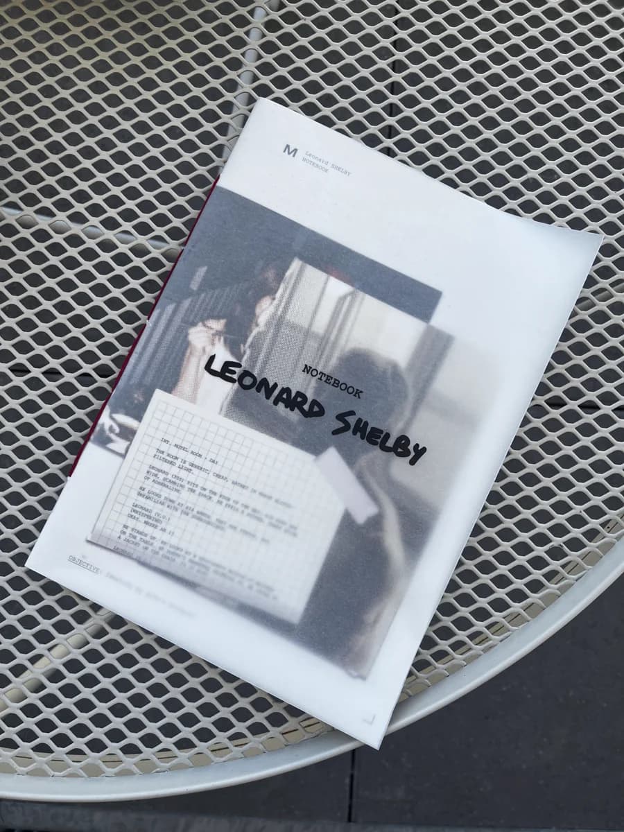 Le carnet de notes de Leonard Shelby, sous sa couverture calque