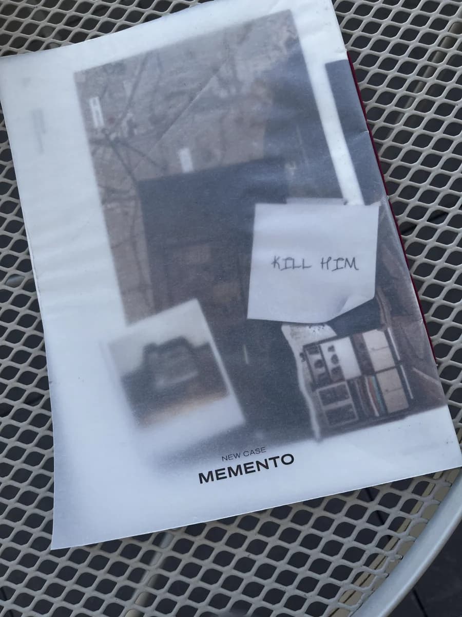 La couverture Memento et sa note « Kill him »