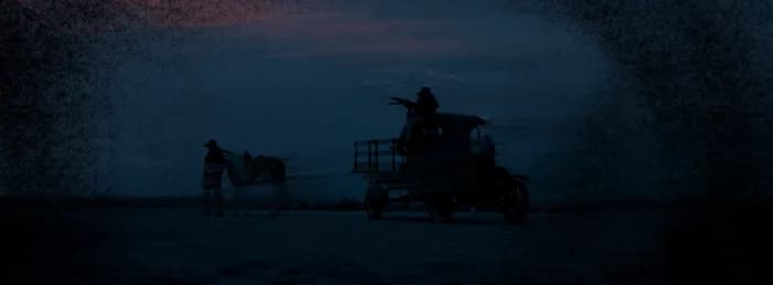 Une carriole en silhouette au crépuscule