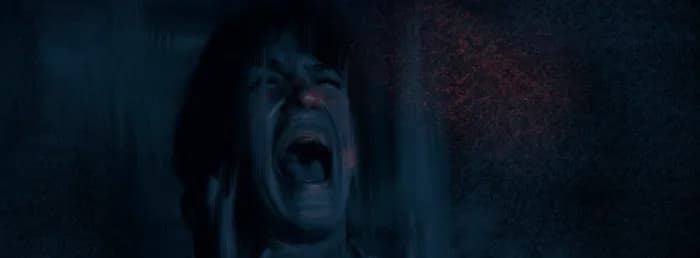 Une femme hurlant en gros plan