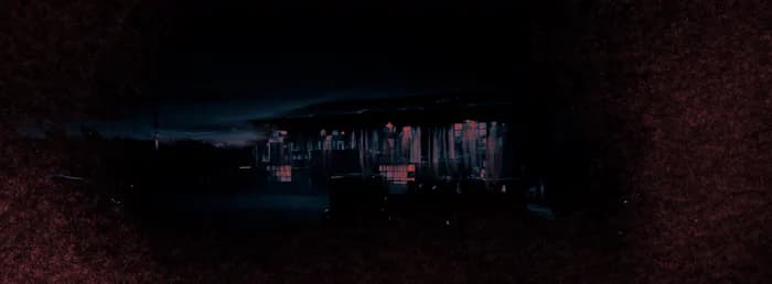 Les lumières d'un bâtiment isolé dans la nuit
